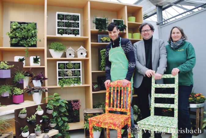 &bdquo;Vertikale G&auml;rten&ldquo; werden das erste Thema bei den &bdquo;Gr&uuml;ner Daumen&ldquo;- Treffs in der Schlocker-G&auml;rtnerei sein &ndash; Mitarbeiter Benedikt Schreier, Christoph Schuch und Gruppenleiterin Marion Kerstan (von links) freuen sich schon auf viele Interessenten.&nbsp;&nbsp; &nbsp;?(Foto: A. Kreusch)

&nbsp;