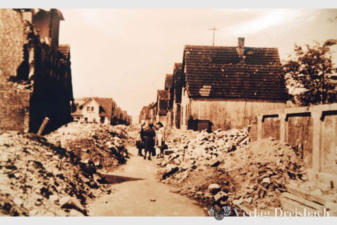 Ein Foto der Ausstellung: Die zerst&ouml;rte Rheinstra&szlig;e zeigt das Ausma&szlig; der fehlgeleiteten amerikanischen Bomben, die den Bahnschienen galten, aber Wohnh&auml;user trafen.

&nbsp;