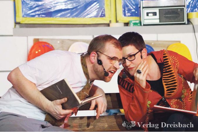 Mit Kokolores und Witz am B&uuml;cherregal: Thomas Kraus und Susanne Haus machen sich in der Rohbaukulisse der diesj&auml;hrigen Narrenk&auml;fig-Kulisse Gedanken um das Mobiliar?(Fotos: G&ouml;ssl)

&nbsp;