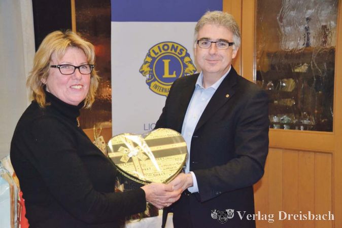 Pr&auml;sident Michael Murtagh &uuml;berreicht die Wichtelpakete an die Vorsitzende der Ginsheim-Gustavsburger Tafel, Sonja Ritz.?(Fotos: privat)&nbsp;

&nbsp;