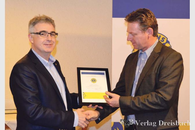 Eine Sponsorenurkunde ging aus der Hand Murtaghs an Ulrich K&uuml;hlburg (r.), Vorsitzenden des Ortsgewerbevereins Bischofsheim.&nbsp;

&nbsp;