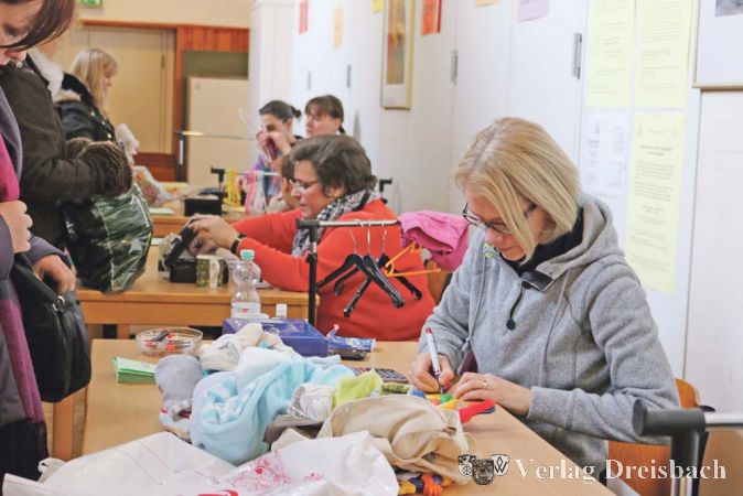 An den Kassen waren fleißige Helferinnen vom Basar-Team fix dabei, die gekauften Kleider oder Spielsachen abzurechnen und beim Einpacken zu helfen.?(Fotos: A. Kreusch)
