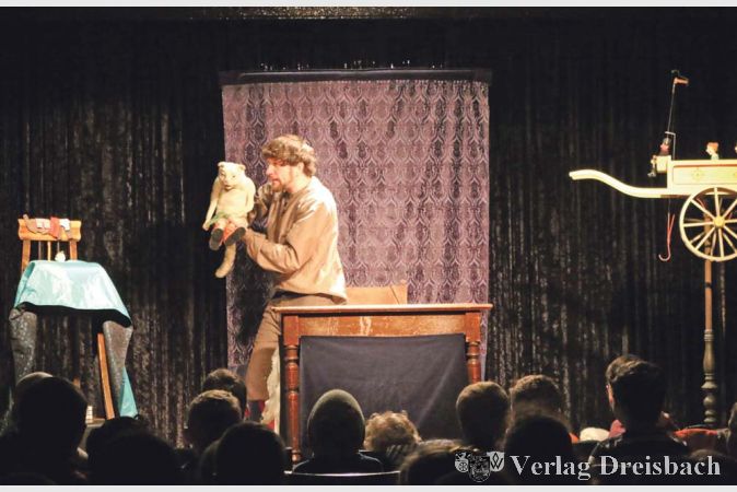 Figurenspieler Daniel Wagner vom Berliner Theater Zitadelle begeisterte und verbl&uuml;ffte mit seinem St&uuml;ck &bdquo;Die gestiefelte Katze&ldquo;.?(Foto: A. Kreusch)

&nbsp;
