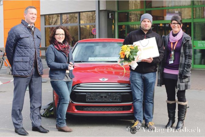 Boris Frigo und Ines Hofmann (von links) sowie Nadine Gr&uuml;nder (rechts) &uuml;berreichten dem aus Hammelburg stammenden Sebastian Kippes (zweiter von rechts) seinen Gewinn, einen neuen Mini Cooper.?(Foto: A. Kreusch)

&nbsp;