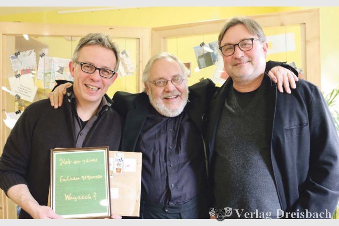 Klaus St&ouml;rch (links) freute sich sehr, dass die Mail-Art-Ausstellung &bdquo;Friede den H&uuml;tten! Krieg den Pal&auml;sten&ldquo; von Norbert Koczorski (Mitte), kuratiert von Andreas Pitz (rechts), im Haus St. Martin am Autoberg gezeigt werden konnte.?(Foto: A. Kreusch)

&nbsp;