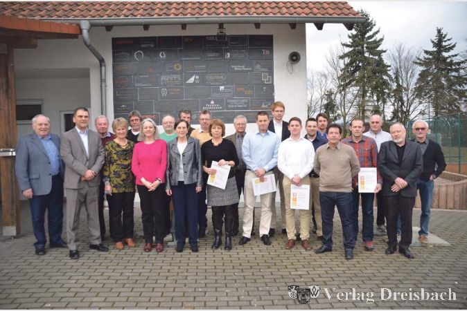 Der Vorstand der Germania nutzte den Anlass, um Ehrungen f&uuml;r 60, 50, 40 und 25 Jahre Vereinszugeh&ouml;rigkeit auszusprechen.&nbsp;&nbsp; &nbsp;?(Fotos: R. D&ouml;rh&ouml;fer)

&nbsp;