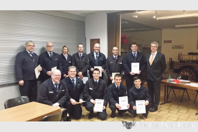 Ausgezeichnete (stehend) und Bef&ouml;rderte (kniend) der Feuerwehr: Vordere Reihe (v.l.): Matthias Merker, Marcel Dicke, Marc Ultes, Carsen Ditinger, Aaron Hofmann. Hintere Reihe: Frank Sch&auml;fer, Martin M&uuml;ller, Meike Lenzing, Sven Gelling, Ronald Dicke, Frank Schuhmacher, Ingo Riede, B&uuml;rgermeister Dirk Westedt.&nbsp;&nbsp; &nbsp;?(Foto: privat)

&nbsp;