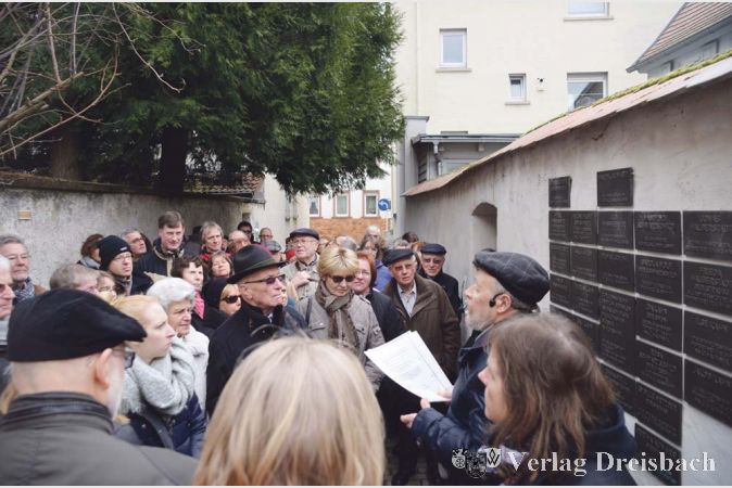 Werner Schiele berichtete, hier an der Au&szlig;enmauer des ehemaligen Synagogengel&auml;ndes vor den Gedenktafeln stehend, von den Schicksalen j&uuml;discher Familien aus Fl&ouml;rsheim w&auml;hrend des NS-Regimes.?(Fotos: R. D&ouml;rh&ouml;fer)

&nbsp;