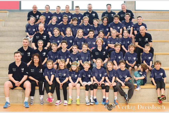 Über 30 Mädchen und Jungen, ein Dutzend Trainer, ein Handballstar: Das Gruppenbild zum Handball-Camp der JSG Bischofsheim/Gustavsburg mit Trainerin Yvonne Thon (oben rechts) und ihrem Betreuerteam sowie der Bundesligaspielerin mit TVB-Wurzeln, Assina Müller (2. Reihe von unten, Mitte).?(gus/Fotos: Steinacker)
 