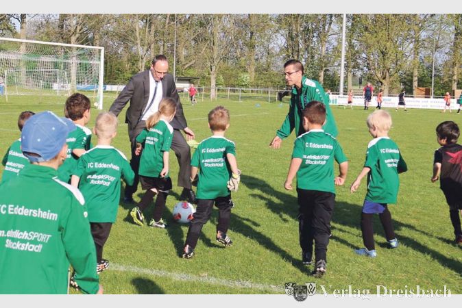 Auf dem Platz an der Staustufe stellte sich Minister Beuth einem Spielgegner mit vielen flinken Beinen. Auch sein gekonntes Dribbling konnte da den Ballverlust nicht verhindern.?(Fotos: A. Kreusch)
