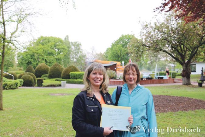 Michaela Weigt (rechts) durfte sich als erste Besucherin des Schwimmbades am fr&uuml;hen Morgen des 1. Mai 2015 &uuml;ber einen von B&uuml;rgermeisterin Antje K&ouml;ster (links) pers&ouml;nlich &uuml;berreichten Gutschein f&uuml;r eine Saisonkarte f&uuml;r das Hattersheimer Freibad freuen.

&nbsp;