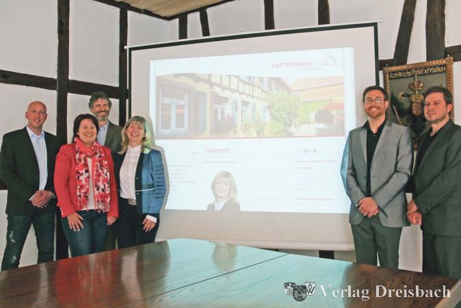 Stolz und zufrieden präsentierten die „Macher“ ihr Werk: Marc Heislitz und Andreas Malter (rechts der Leinwand) starteten im Beisein von Stefan Käck, Monika Münch, Holger Kazzer und Bürgermeisterin Antje Köster den Relaunch, die Neugestaltung, der neuen Internetpräsenz der Stadt Hattersheim. (Foto: A. Kreusch)
