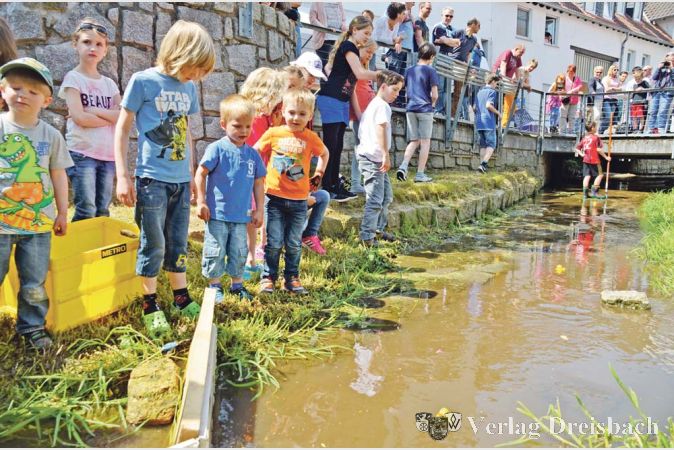 Das Entenrennen – längst ein beliebtes Spektakel am Vatertag. Hunderte tummelten sich rund um den auch „die Bach“ genannten Weilbach.?(Foto: R. Dörhöfer)

