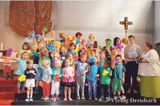 &bdquo;Farbigkeit steckt an&ldquo; &ndash; das Schlusslied der Kita-Kinder im festlichen Gottesdienst anl&auml;sslich des 50-j&auml;hrigen Bestehens der Kindertagesst&auml;tte St. Josef.
(Fotos: R. D&ouml;rh&ouml;fer)