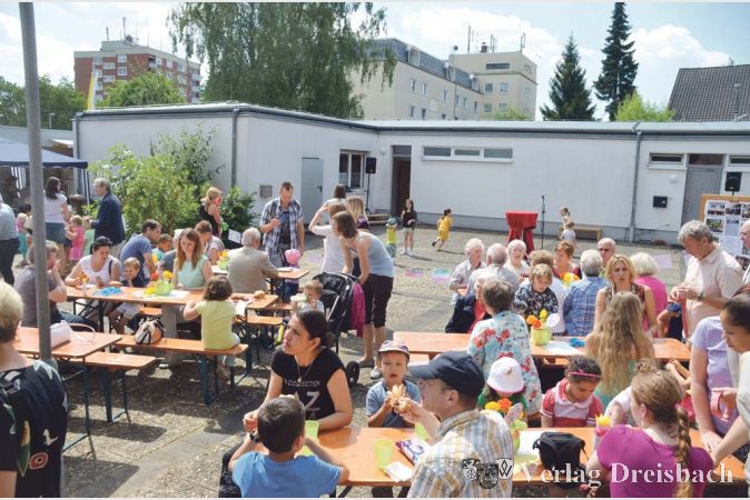 Im Kirchhof feierte die Gemeinde mit der Kindertagesst&auml;tte zun&auml;chst das 50-j&auml;hrige Bestehen, bevor anschlie&szlig;end auf dem Kitahof weitergefeiert wurde.