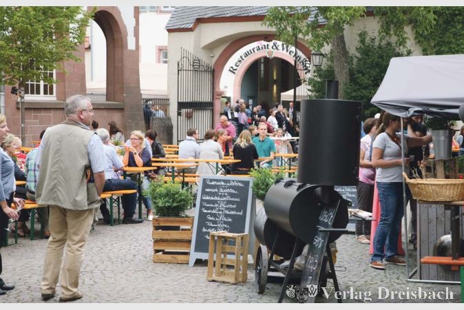 Die Winzerhöfe wie das Domdechant Werner'sche Weingut sind der Inbegriff des gemütlichen Weingenusses, da machte es nichts, dass die Sitzgelegenheiten angesichts der großen Besucherzahl aus einfachen Tischgarnituren bestanden.
