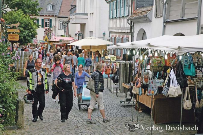 Nützliches, Schmackhaftes und auch ein guter Tropfen: In der Kirchstraße vereint sich beim Hochheimer Weinfest das ganze Angebot der Traditionsveranstaltung auf wenigen Metern.
(gus/Fotos: Steinacker)
