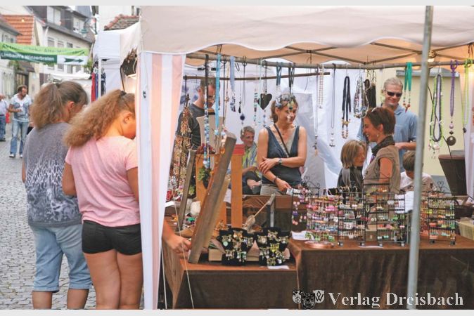 Vor allem Schm&uuml;ckendes und Praktisches hatten die Anbieter des K&uuml;nstlermarktes in der Hintergasse zu pr&auml;sentieren.