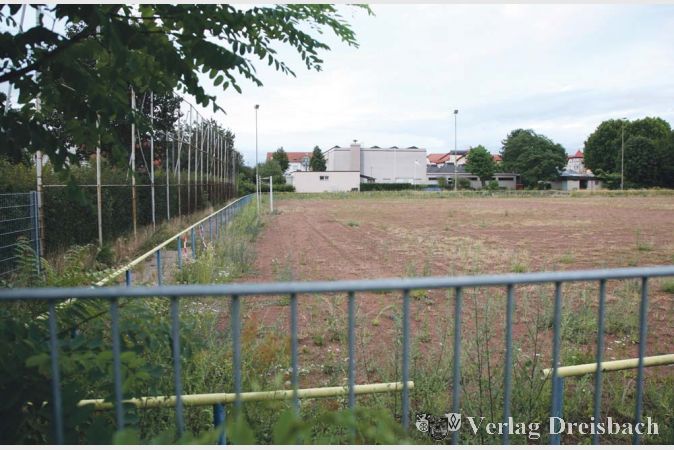 Auf dem nicht mehr von den Vereinen genutzten Sportplatz Im Attich ist Platz f&uuml;r einen Neubau. W&auml;hrend der Arbeiten k&ouml;nnte der alte Bau weiterhin f&uuml;r Veranstaltungen zur Verf&uuml;gung stehen.