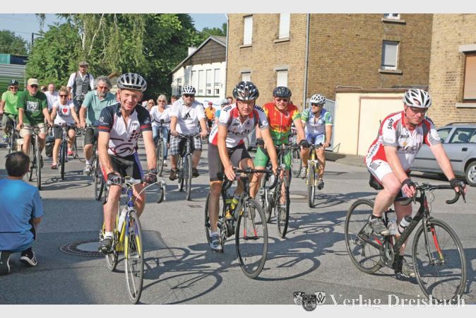 Los ging es am 1. Juli mit einem symbolischen &bdquo;Anfahren&ldquo; am RVB-Heim und den ersten Kilometern f&uuml;r die Bischofsheimer Seite.
(gus/Fotos: Steinacker)