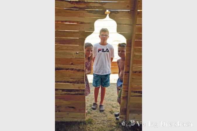 In der M&auml;rchenburg: Kenny, Noel und Melissa sahen sich die Ausstellung der Ferienspielk&uuml;nstler in der Mottoburg von H&uuml;ttenbach an.