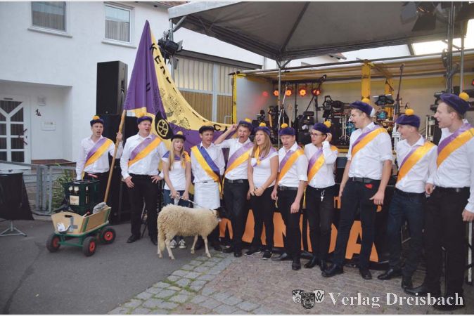 Die aktiven Kerbeborsch 2015 eröffneten den Open-Air-Kerbetanz. Mit dabei Kerbevadder Nils Eszenyi, Adrian Astheimer, Max Dörhöfer, Jonas Günther, Kevin Klös, Amélie Niebergall, Luca Pappert, Tom Reimers, Max Sieber, Philipp Weil, Jonas Weilbächer, Alexander Winkler und Nadja Wolff.