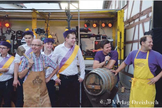 Vieles ist für den Kerbeverein längst Routine, doch beim Fassanstich fehlte der Zapfhahn und so hatte Erster Stadtrat Sven Heß zu warten. Die Kerbeborsch überbrückten mit einem Lied.