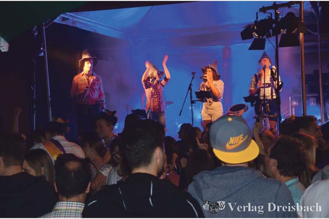 Für die 20. Kerb gönnten sich die 6091er die achtköpfige Band „Eine Band namens Wanda“ und so wurde bis tief in die Nacht ausgiebig gefeiert und getanzt.
(Fotos: R. Dörhöfer)