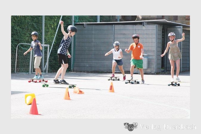 Mit der neuen Generation Skateboards, die flexibler sind und mehr ermöglichen als die altbekannten Bretter aus den 80er-Jahren, interessieren sich wieder mehr Kinder für diesen Freizeitsport. Die Maxi-Gruppe der Ferienspielkinder durfte sich von Mitarbeitern der „School of Skate“auf den Longboards schulen lassen.
(gus/Foto:Steinacker)
