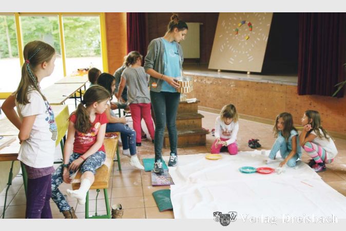 Handwerkskunst mit Gips, Ton und Farben steht bei vielen Kindern hoch im Kurs und wird daher stets unabhängig vom Leitthema angeboten. Hier entstehen gerade Gipsmasken, die sich bei einer Party bestens einsetzen lassen.
(gus/Foto: Steinacker)