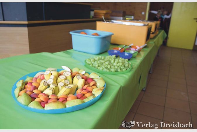 F&uuml;r das Mittagessen hat die Gemeinde wieder ein Catering aus der K&uuml;che der &bdquo;Altrheinsch&auml;nke&ldquo; eingekauft, frisches Obst geh&ouml;rt immer zum Angebot f&uuml;r die Kinder.