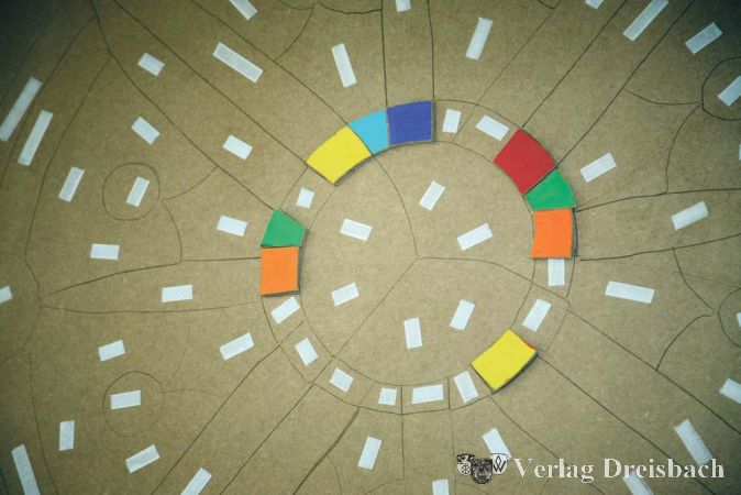 Das Siegel des Dorfes ist zerfallen wie die gesamte Siedlung. Aufgabe der Kinder ist es, &uuml;ber das L&ouml;sen von Aufgaben zus&auml;tzliche Pl&auml;ttchen zu finden, bis das Siegel wieder im alten Glanz erstrahlt.