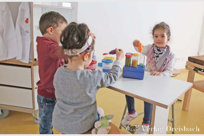 Bei den Rundgängen durch die Einrichtung konnte man an den zufriedenen Gesichtern der Kinder, die sich schon ganz selbstverständlich in den neuen Räumen bewegten, erkennen, dass sie schon gerne Besitz von ihrem „SchokoLaden“ genommen haben.