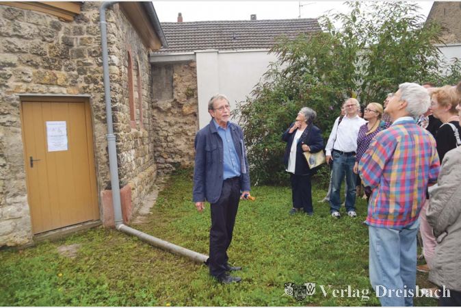 Jahrzehntelang blieb die Kapelle am Rande des Axthelm-Gel&auml;ndes ungenutzt &ndash; doch das soll sich &auml;ndern. Prof. Horst Thomas (links) erl&auml;uterte am &bdquo;Tag des offenen Denkmals&ldquo; vor Ort und anschlie&szlig;end in der benachbarten Kulturscheune den geschichtlichen Hintergrund des kleinen Gotteshauses.
(Fotos: R. D&ouml;rh&ouml;fer)