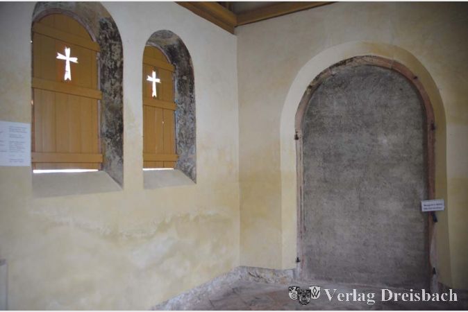 Blick in den (noch) leeren Innenraum der Kapelle. Rechts der urspr&uuml;ngliche, nun aber versiegelte Eingang.