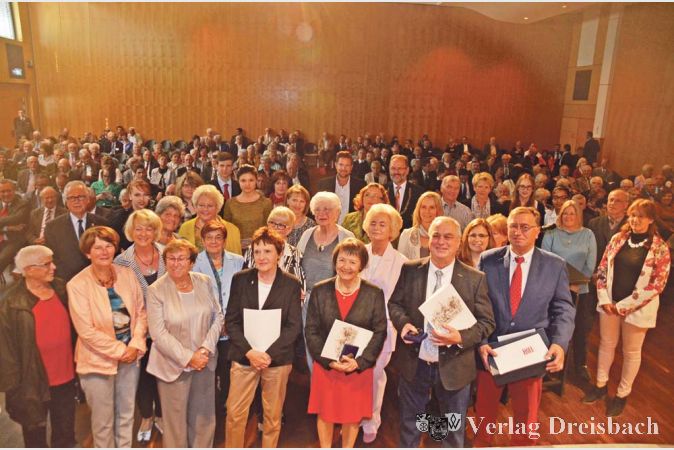 Die Geehrten des B&uuml;rgerempfangs 2015 &ndash; in Fl&ouml;rsheim ist es gute Tradition, langj&auml;hrige beziehungsweise in besonderem Ma&szlig;e engagierte B&uuml;rgerinnen und B&uuml;rger auszuzeichnen.
(Fotos: R. D&ouml;rh&ouml;fer)