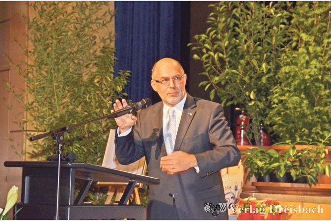 Festredner Prof. Dr. Dieter Bingen referierte detailliert die Entwicklungsgeschichte der Wiedervereinigung aus polnischer Sicht. Im Anschluss trug er sich ins Goldene Buch der Stadt ein.