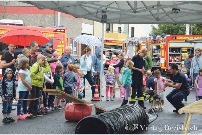 Die Rettungshunde verz&uuml;ckten mit ihrem K&ouml;nnen und wurden mit vielen Streicheleinheiten von den Festbesuchern belohnt.
(Fotos: R. D&ouml;rh&ouml;fer)
