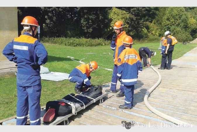 L&ouml;schen und bergen helfen: Der Hochheimer Feuerwehrnachwuchs zeigte bei der kreisweiten &Uuml;bung sein K&ouml;nnen.
(Fotos: privat)