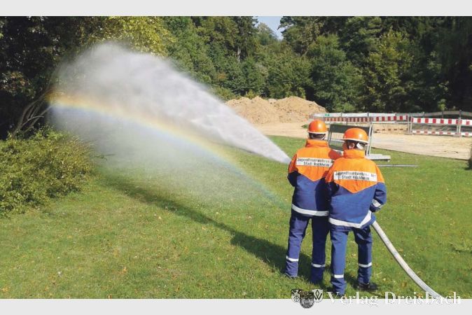 Nach z&uuml;gigem Aufbau mehrerer Strahlrohre wurde &bdquo;Wasser marsch&ldquo; gegeben.
