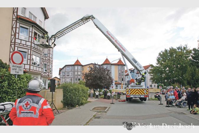 Wie Feuerwehr und DRK bei einem Notfalleinsatz zusammenarbeiten, wenn etwa ein Patient aus einem oberen Stockwerk geborgen werden muss, demonstrierten beide Hilfsvereinigungen bei einer Schauvorf&uuml;hrung auf der Schulstra&szlig;e.