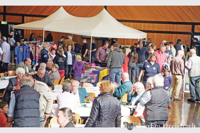 Dicht umlagert die St&auml;nde, gut besetzt die Tische: Im B&uuml;rgerhaus traf sich am Sonntagnachmittag die Familie der Bischofsheimer Vereinsaktiven und informierte die Besucher &uuml;ber ihre Angebote.
(gus/Fotos: Steinacker)