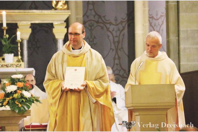 Bezirksdekan Klaus Waldeck hat die Ernennungsurkunde verlesen und sie dem neuen Pfarrer von St. Martinus in Hattersheim &uuml;berreicht.
(Fotos: A. Kreusch)