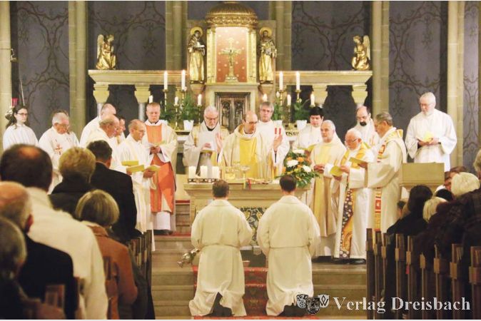 Mit so vielen kirchlichen Ordenstr&auml;gern war der Altarraum von St. Martinus in der Vergangenheit sicher selten angef&uuml;llt. Viele seiner Freunde waren zur Ernennung von Andreas Klee gekommen.