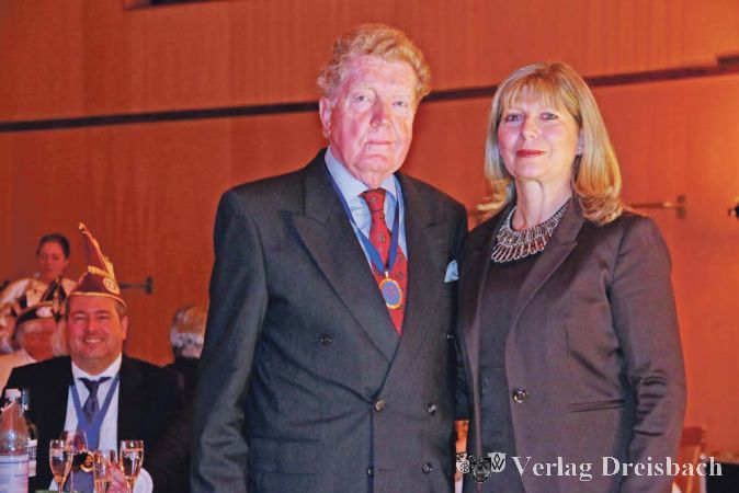 B&uuml;rgermeisterin Anje K&ouml;ster verlieh G&uuml;nter Tannenberger im Rahmen des Senats- und Ehrenabends des CCM die Hattersheimer Stadtplakette in Gold.
(Foto: A. Kreusch)