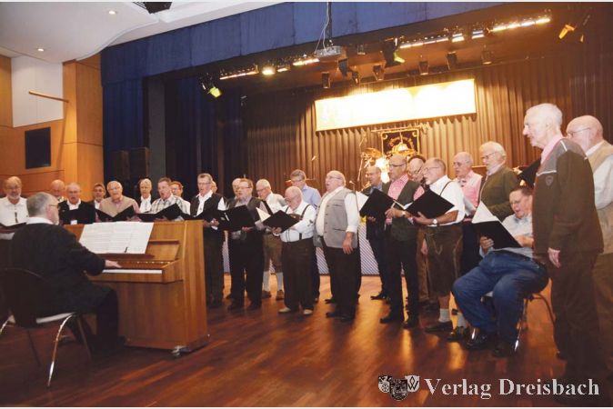Zu Beginn des unterhaltsamen Abends präsentierte der Volibu-Chor einige heitere Lieder aus seinem Repertoire.
(Fotos: R. Dörhöfer)