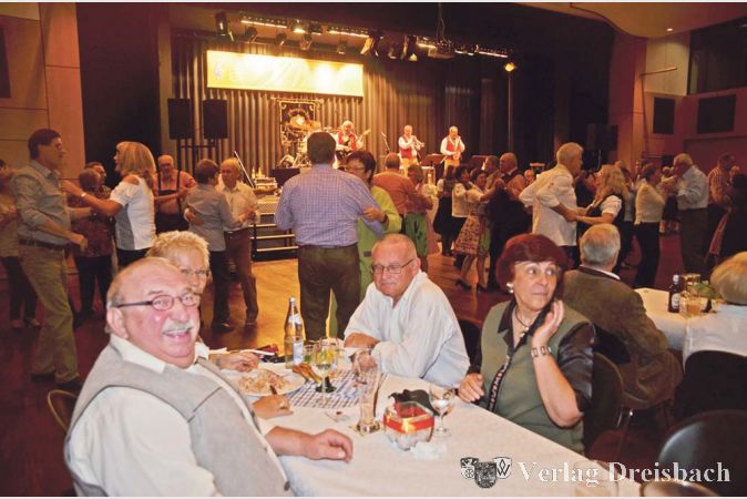 Die „Original Steigerwälder“ sorgten nicht nur an den Tischen für Stimmung, es wurde auch flott und ausgiebig getanzt.