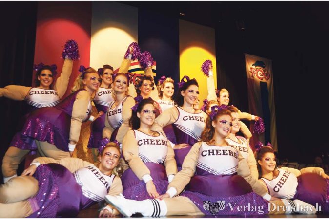 Nicht die Kürze des Rockes ist für Erfolg auf der FCV-Bühne verantwortlich: „Cassiopeia“ begeisterte mit einer amüsanten Cheerleader-Persiflage.
(Fotos: R. Dörhöfer)