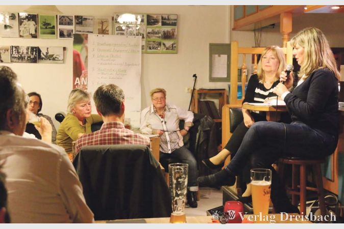 Vom Barhocker an der Theke der Gastst&auml;tte Radfahrerhalle aus stellte sich B&uuml;rgermeisterin Antje K&ouml;ster den Fragen der B&uuml;rger des Ortsteils Okriftel.
(Foto: A. Kreusch)