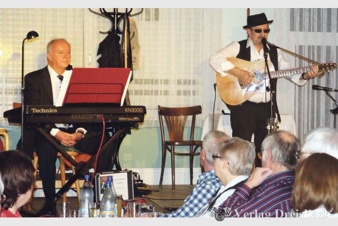 Die bissigen, aber auch liebreizenden Lieder Wiener Liedermacher pr&auml;sentierte das Duo Ludwig Riederer (r.) und Alex Zimmer im RVB-Heim.
(Fotos: G&ouml;ssl)